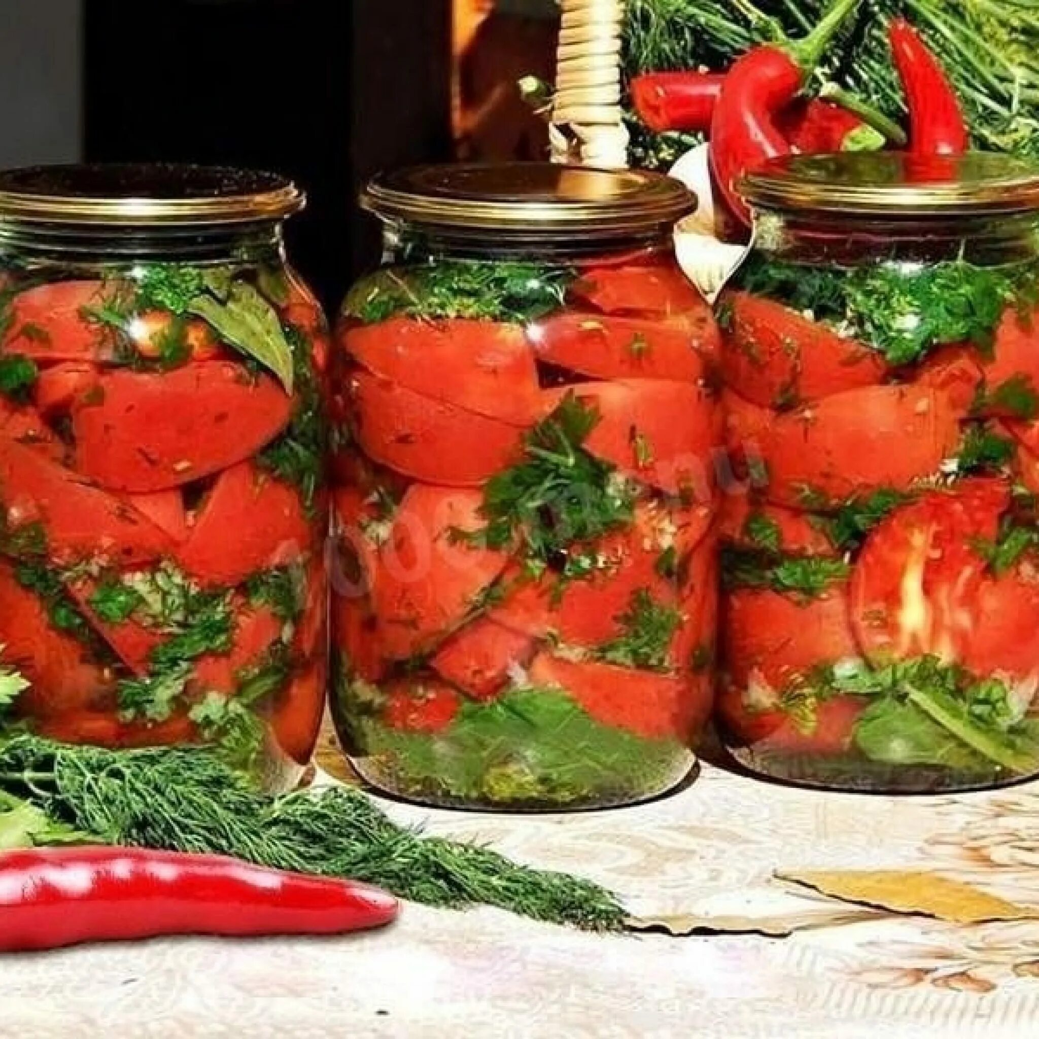 Рецепт помидор с чесноком пальчики оближешь. Помидоры на зиму. Необычные заготовки на зиму из овощей. Помидоры в банках. Консервированные помидоры.