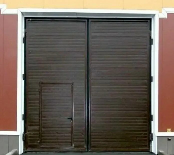 распашные гаражные ворота дорхан с калиткой. распашные утепленные ворота дорхан. промышленные распашные ворота. распашные теплые ворота. 0м.