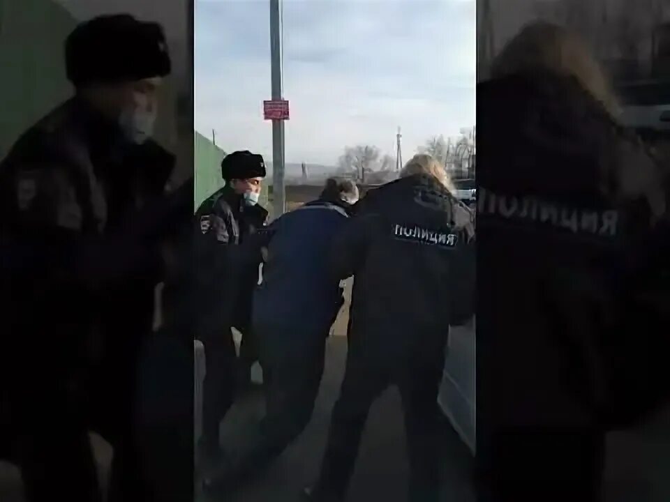 Полицейское самоубийство. Задержали полицейских в Забайкальском крае. Полицейские задержали за отсутствие маски. Полиция Чита. Полицейские потащили парня.