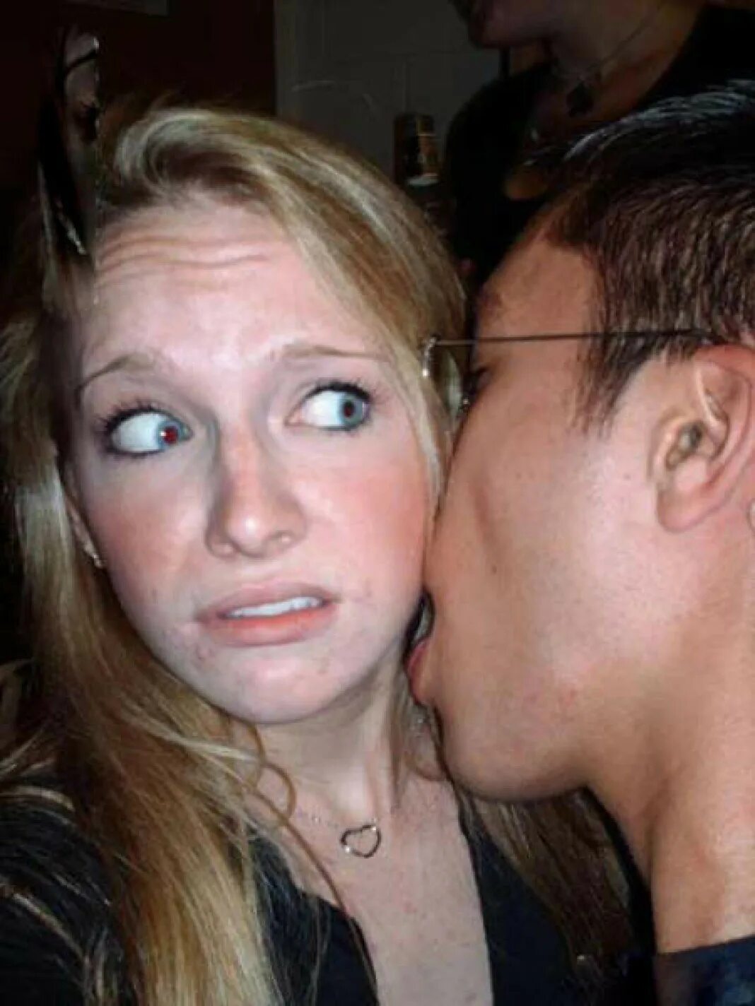 Женщина отталкивает мужчину. Женский поцелуй. Кинопоцелуи. Неудачный поцелуй. Tip kissing.