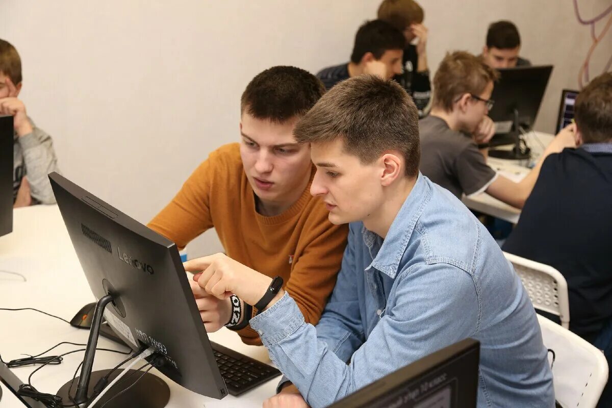 Москва куда можно поступить после 11. Молодые программисты. Молодой программист. Студент программист. Программирование старшеклассники.