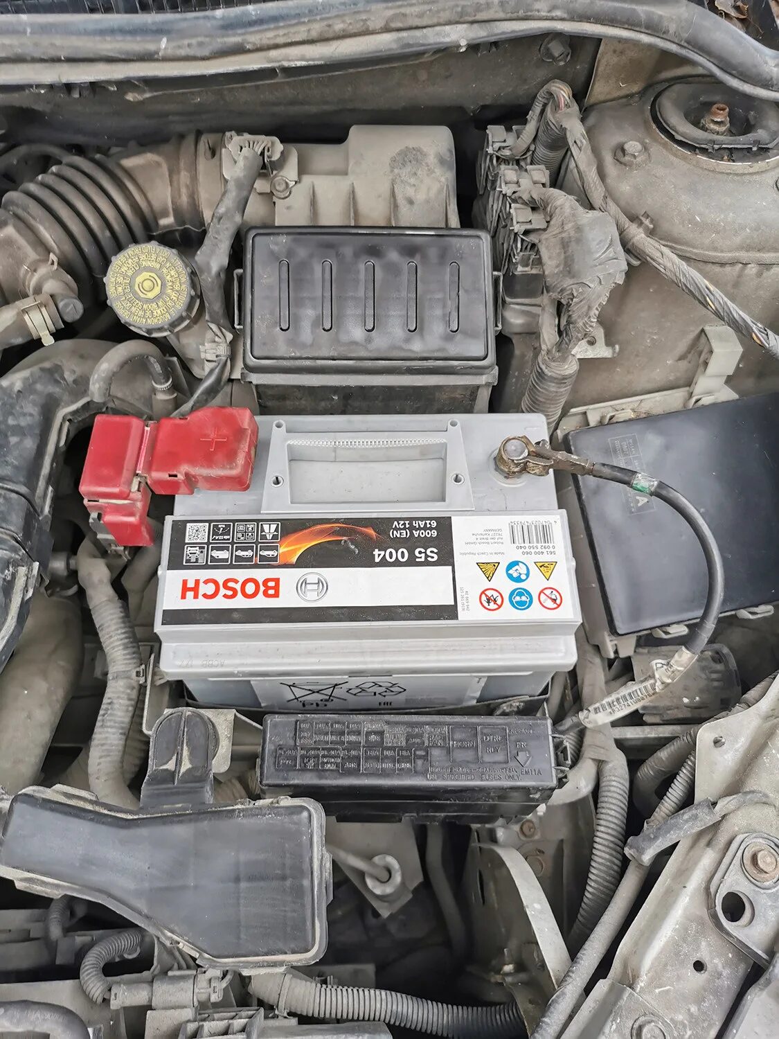 Аккумулятор на ниссан тиида 1. Nissan tiida 2013 аккумулятор. Акб тиида. Акб тиида 1. Акб тиида.