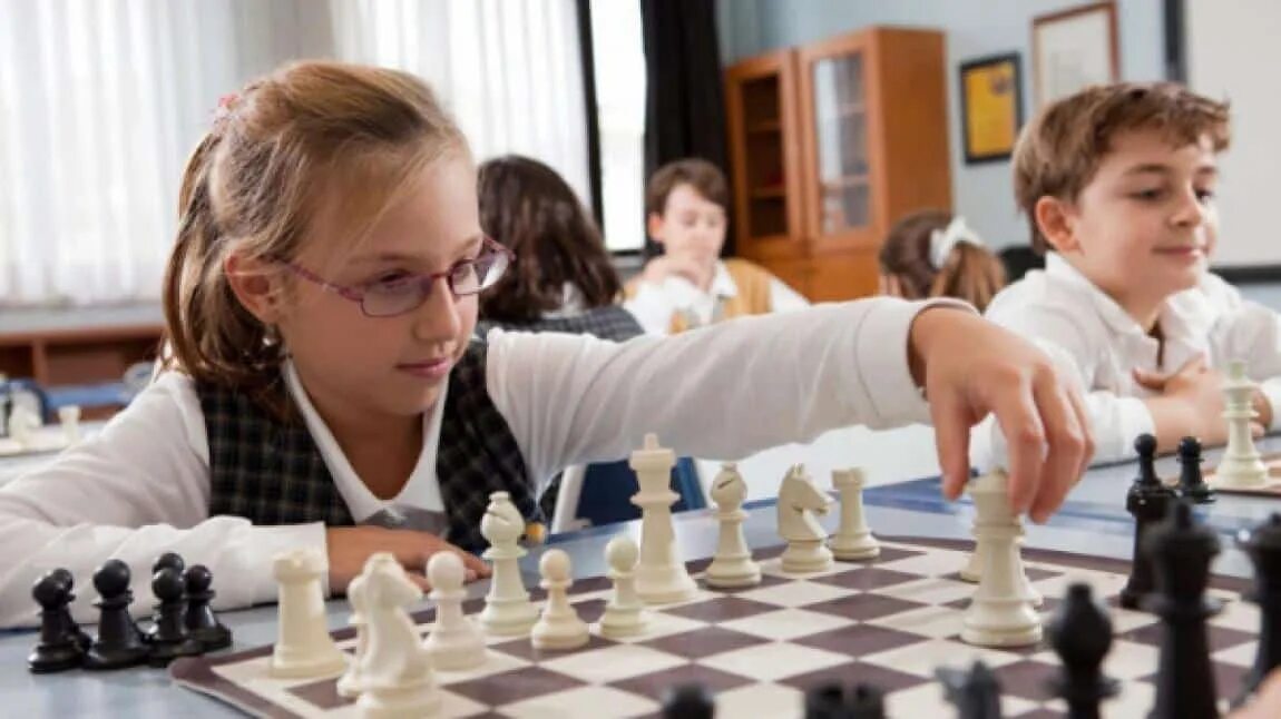 We like playing chess. Человек играющий в шахматы. Руки играющие в шахматы. Шахматы партнер. Двое играющие шахматы.