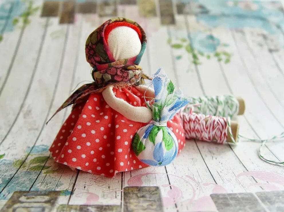 Кукла из Лоскутов ткани Веснянка. Народная кукла Лоскутница. Обережные куклы. Тряпичные куклы обереги. Лоскутная куколка