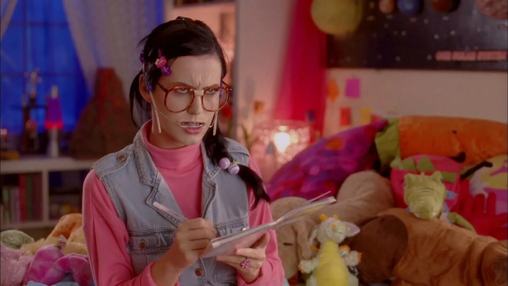 ). Rebecca black in clip last friday night. Кэти перри клип с брекетами. Last friday night фото. Клип кэти перри last friday night.