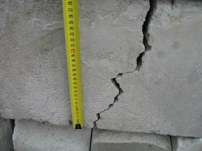 Почему появляются т. Газосиликатный блок d500 трещины в стене. Температурно-усадочные трещины в бетоне. Трещины в пеноблоке. Трещины в доме из пеноблока.