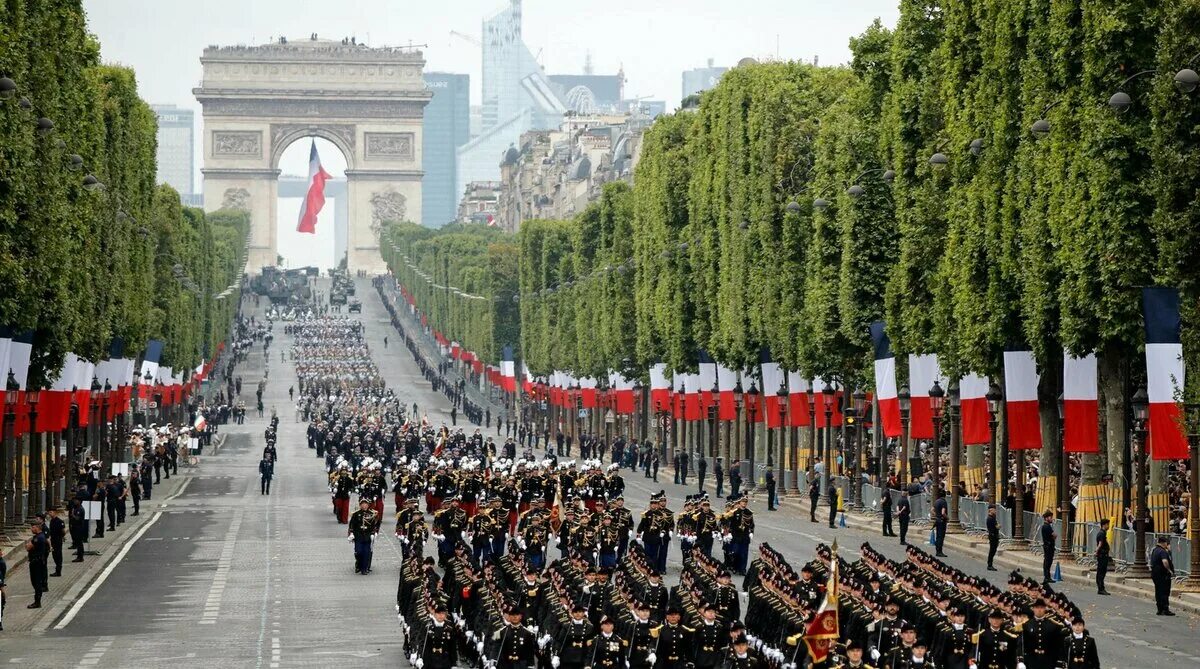 1 8 мая праздник. Парад во Франции в честь взятия Бастилии. Франция парад в день взятия Бастилии. Военный парад на Елисейских полях 14 июля. Парад французских военных на Елисейских полях.