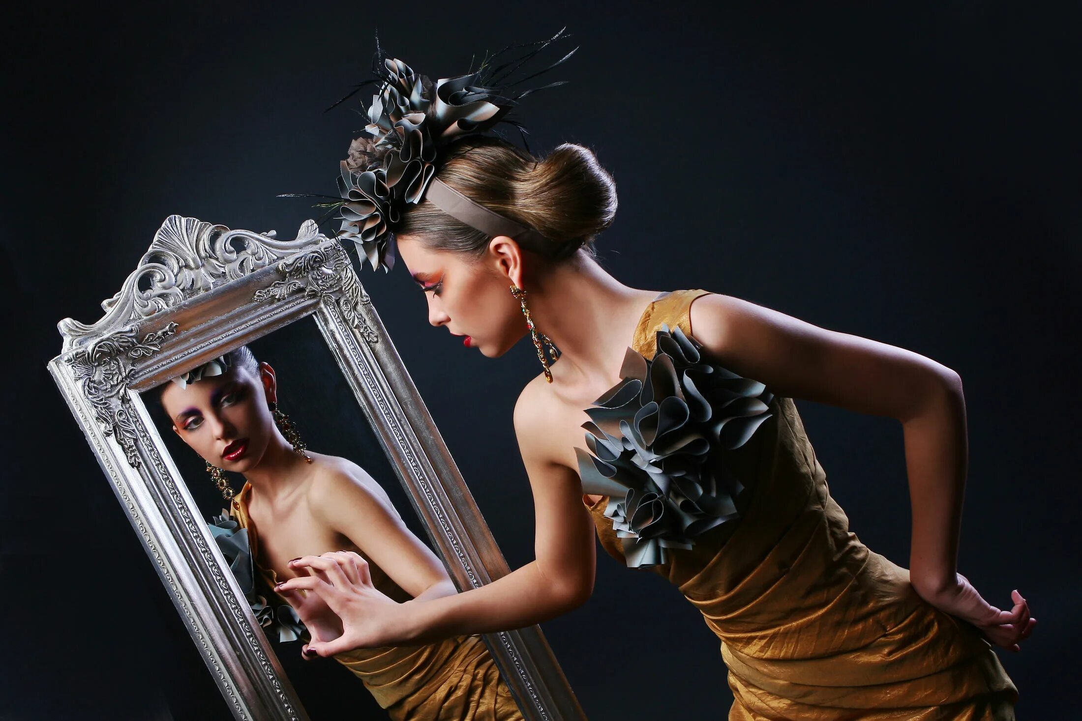 Женщина в зеркале. Фотосессия с зеркалом в студии. Красивое отражение в зеркале. Отражение девушки в зеркале.