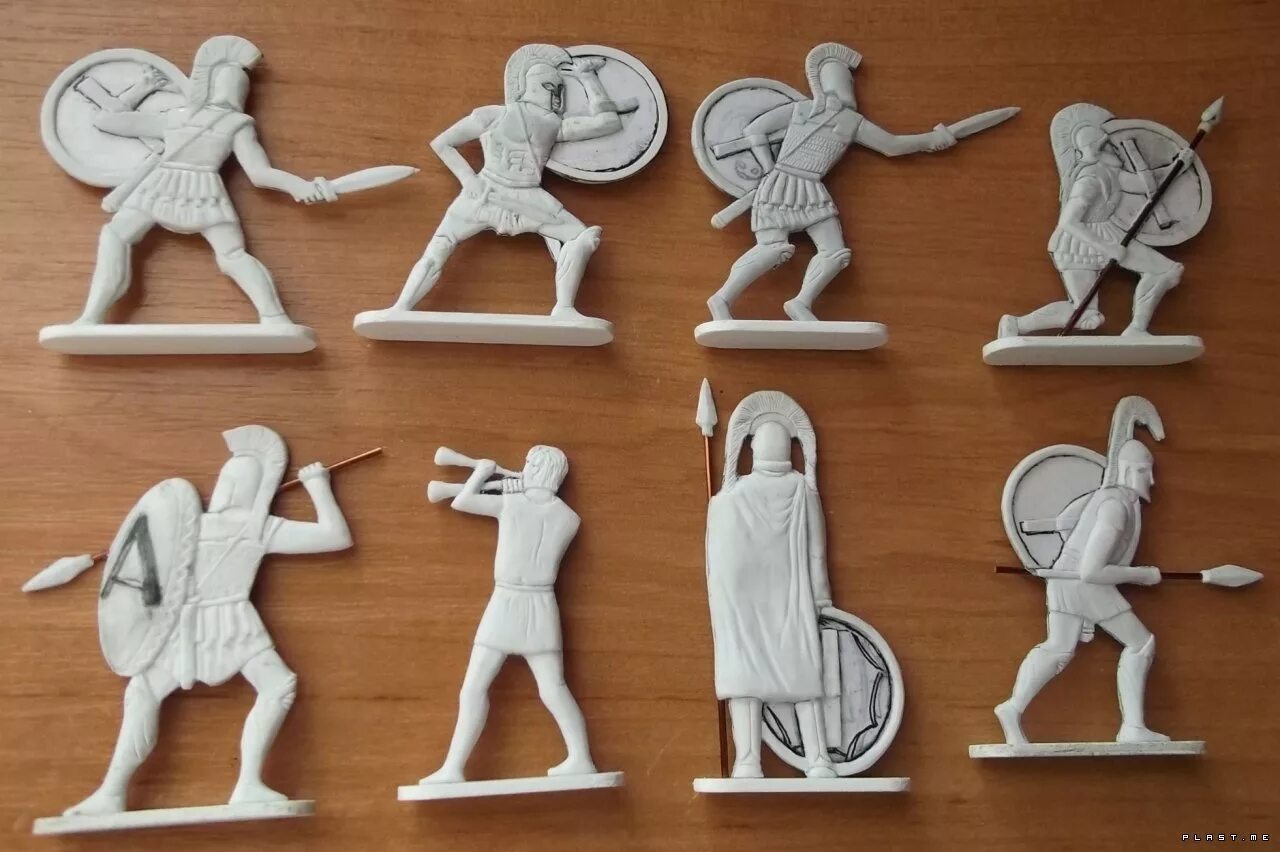 Как сделать плоскую фигурку. Ящерица из бисера. Ящерица из бисера объемная. Человечек из картона. Плоские игрушки из бисера.