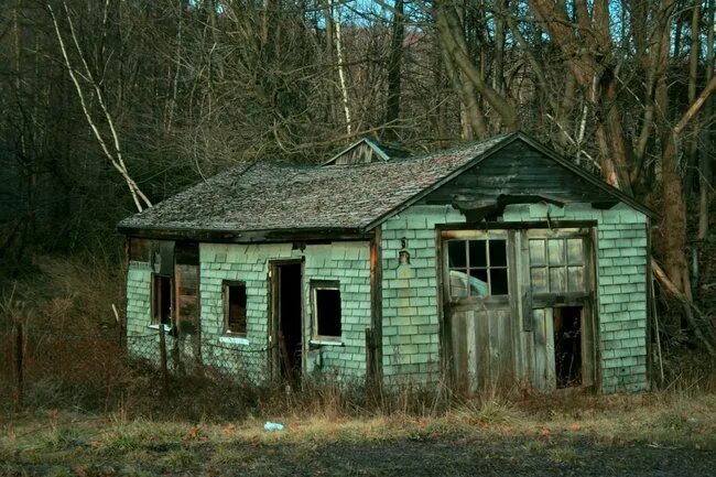 Хилый дом. Дома в дейзи. Заброшенный деревянный дом. Призраки дома на холме дом. Beverly park особняки.