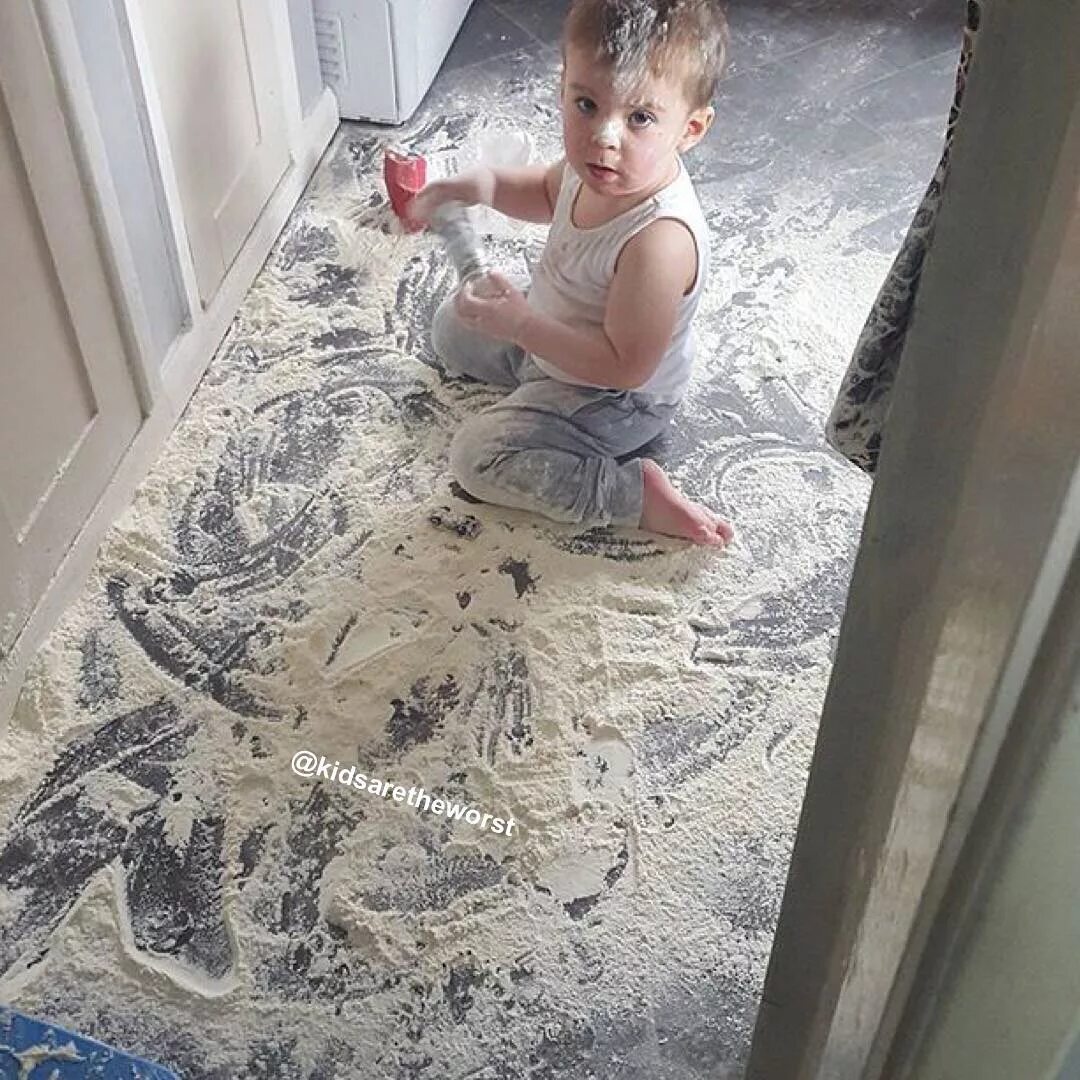 Ребенок изрисовал. Пакости детей. Дети пакостят. Ребенок изрисовал комнату. Ребенок изрисовал стену.