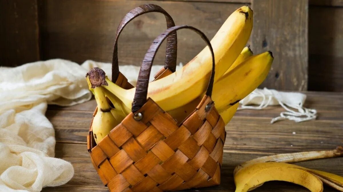 Можно есть кожуру банана. Кожурки фруктов. Банановая корзинка. Бананы в корзинке. Корзины из фруктов с бананами.