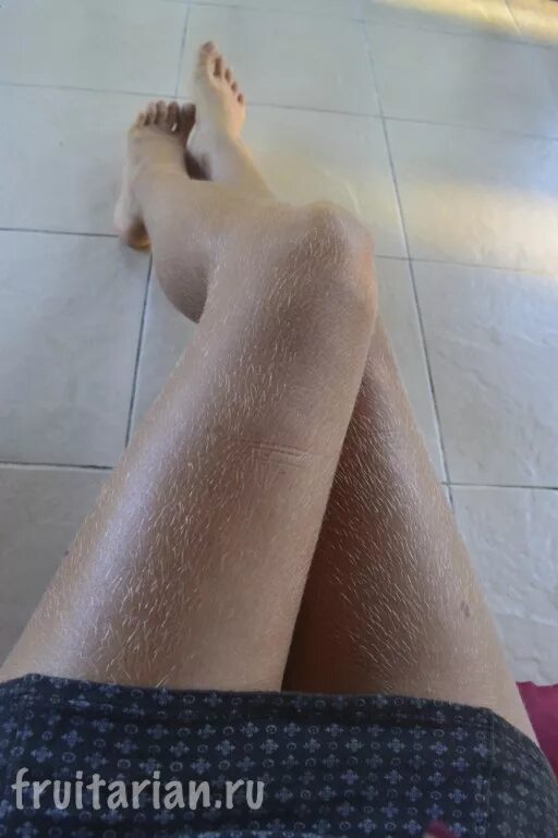 бритье ног. девушка с бритвой. бритье ног.