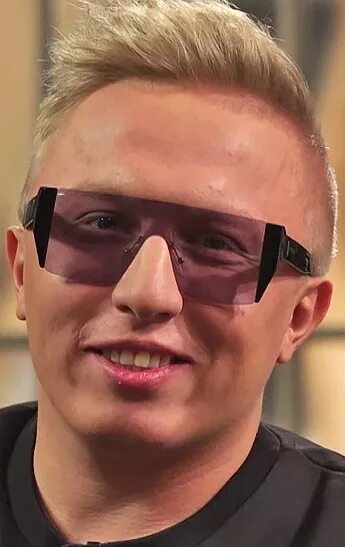 Витя ак без очков сейчас. Ака 47 витя. Витя ак 47. Витя ак без очков сейчас. Ак 47 рэпер.