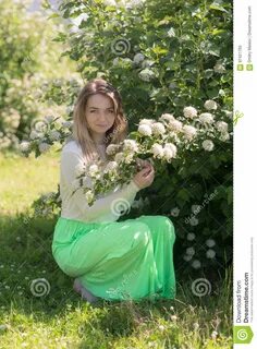 Писать в кусты девушки
