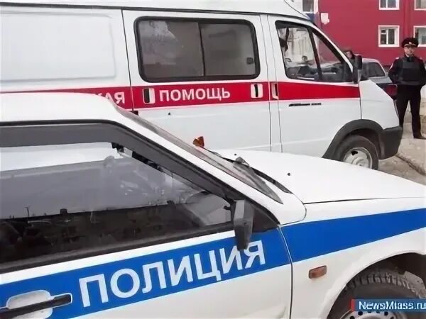 Скорая у подъезда. Скорая миасс. Сотрудники скорой помощи миасс. Ссмп миасс фото. Сотрудники скорой помощи миасс.
