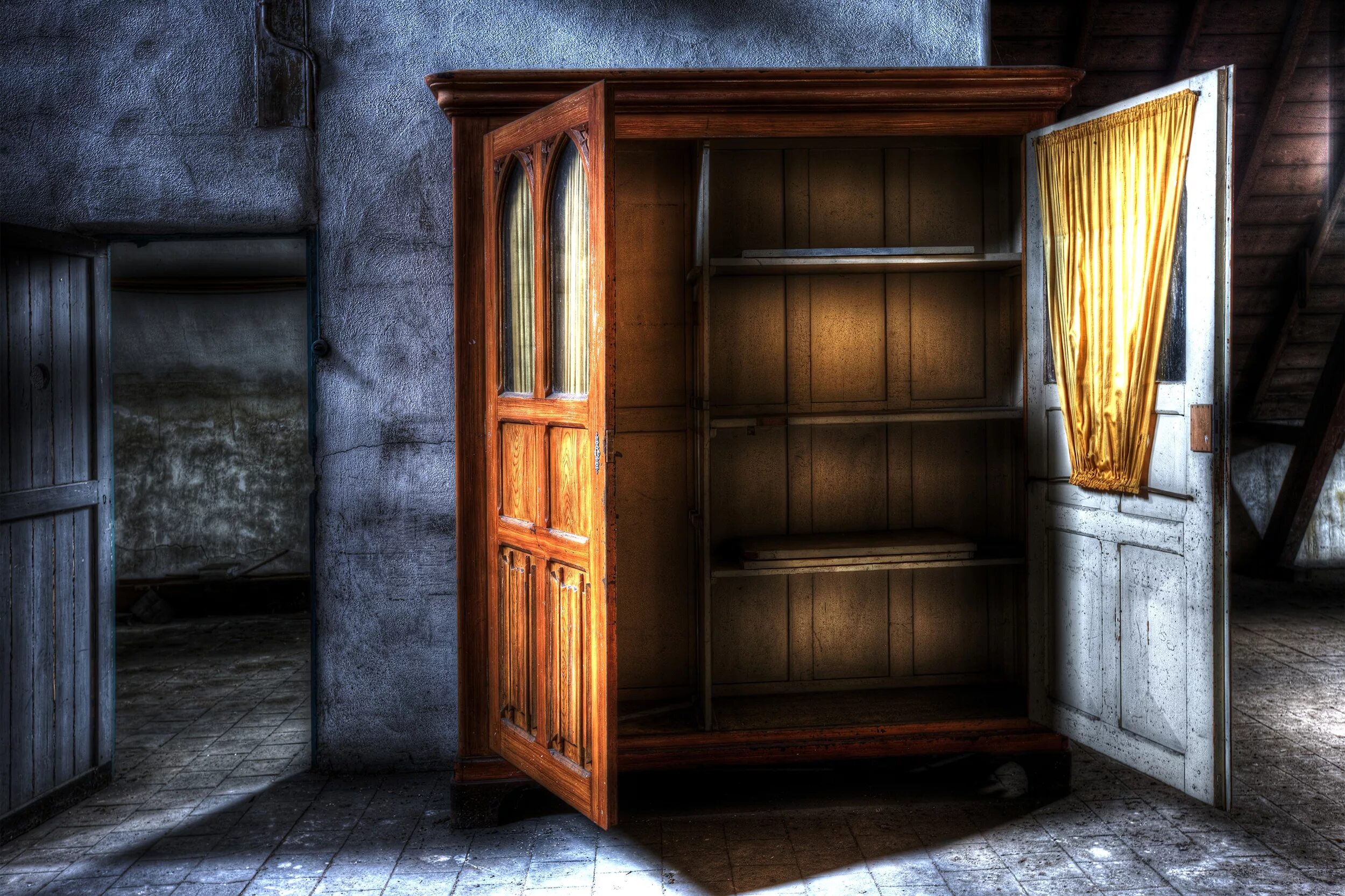 Открывает потайную дверь. Хроники Нарнии платяной шкаф. Старинный шкаф. Старый платяной шкаф. Антикварный платяной шкаф.