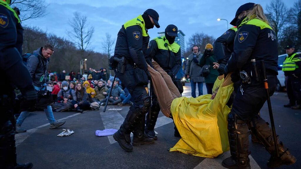 Протесты в Беларуси. Милиция против полиции. Протесты в Венгрмя. Арест гааги