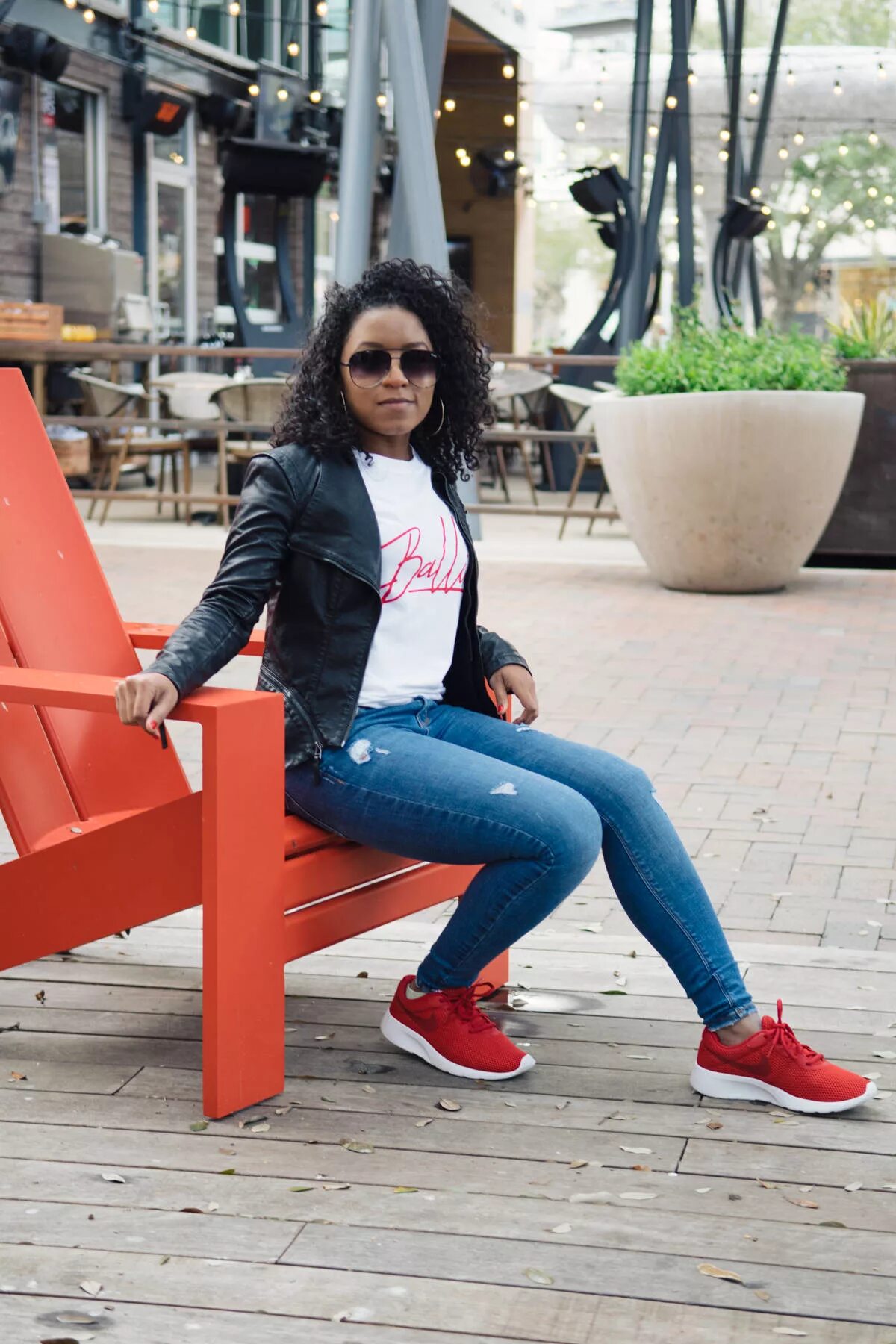 красные кроссовки с чем носить. образ с красными кедами. красные кроссовки. образ с красными кроссовками. модные образы с красными кедами.