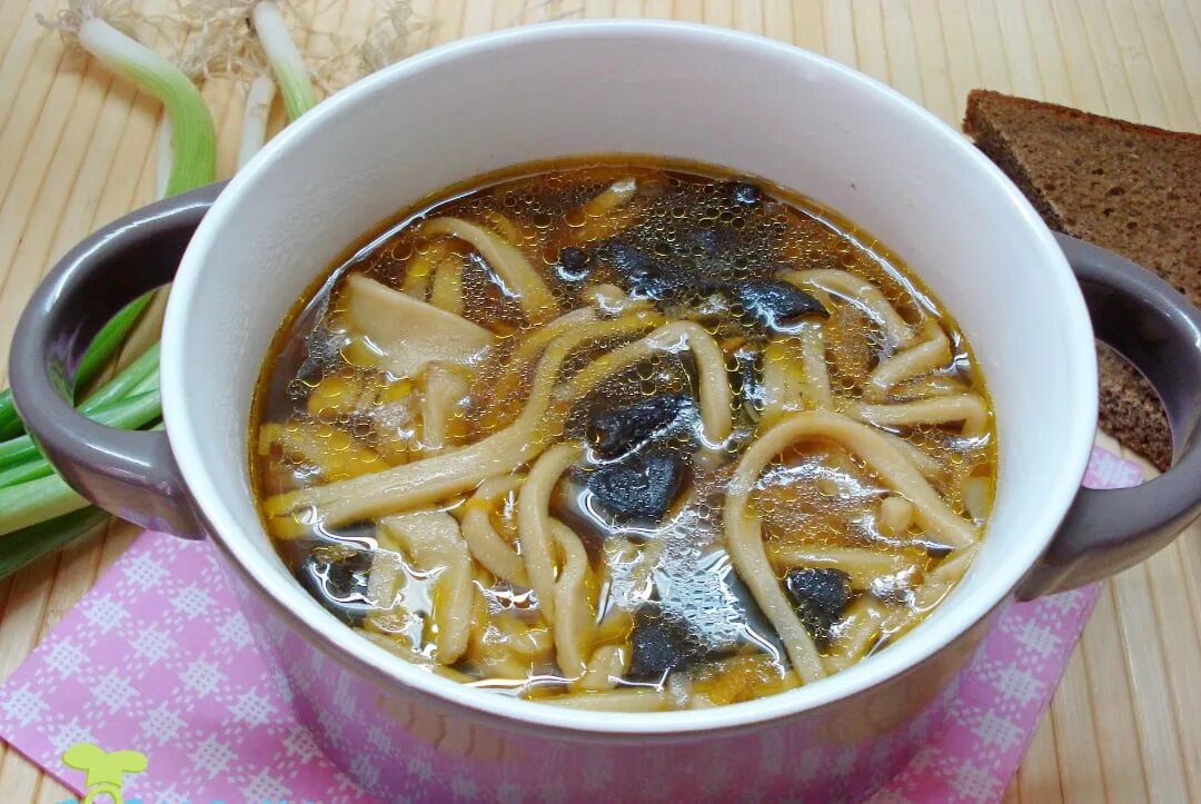 Суп из шампиньонов с домашней лапшой. Куриный суп с лапшой. Суп лапша грибная. Суп лапша с сушеными грибами рецепт. Грибная похлебка из белых грибов.