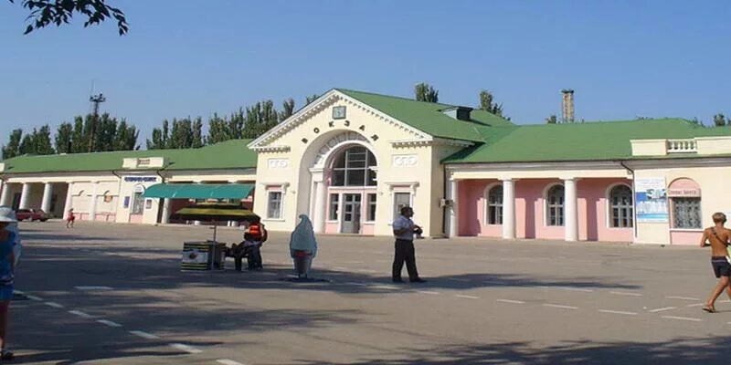 Ул вокзальная площадь 6 горячий ключ. Горячий ключ вокзальная площадь. Кафе горячий ключ. Kfc каменск шахтинский. Станция горячий ключ.