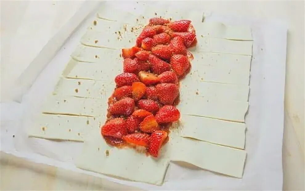 Пирог с клубникой. Слойки с клубникой из слоеного. Конвертик с клубникой. Слойки с клубникой из слоеного теста. Слойки из замороженной клубники из слоеного.