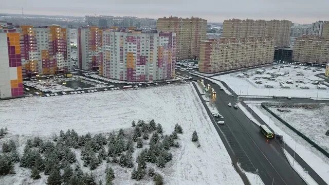 Снежная крыша в городе. Первый снег в Тюмени. Первый снег в Мурино 2022. Тюмень в ноябре.