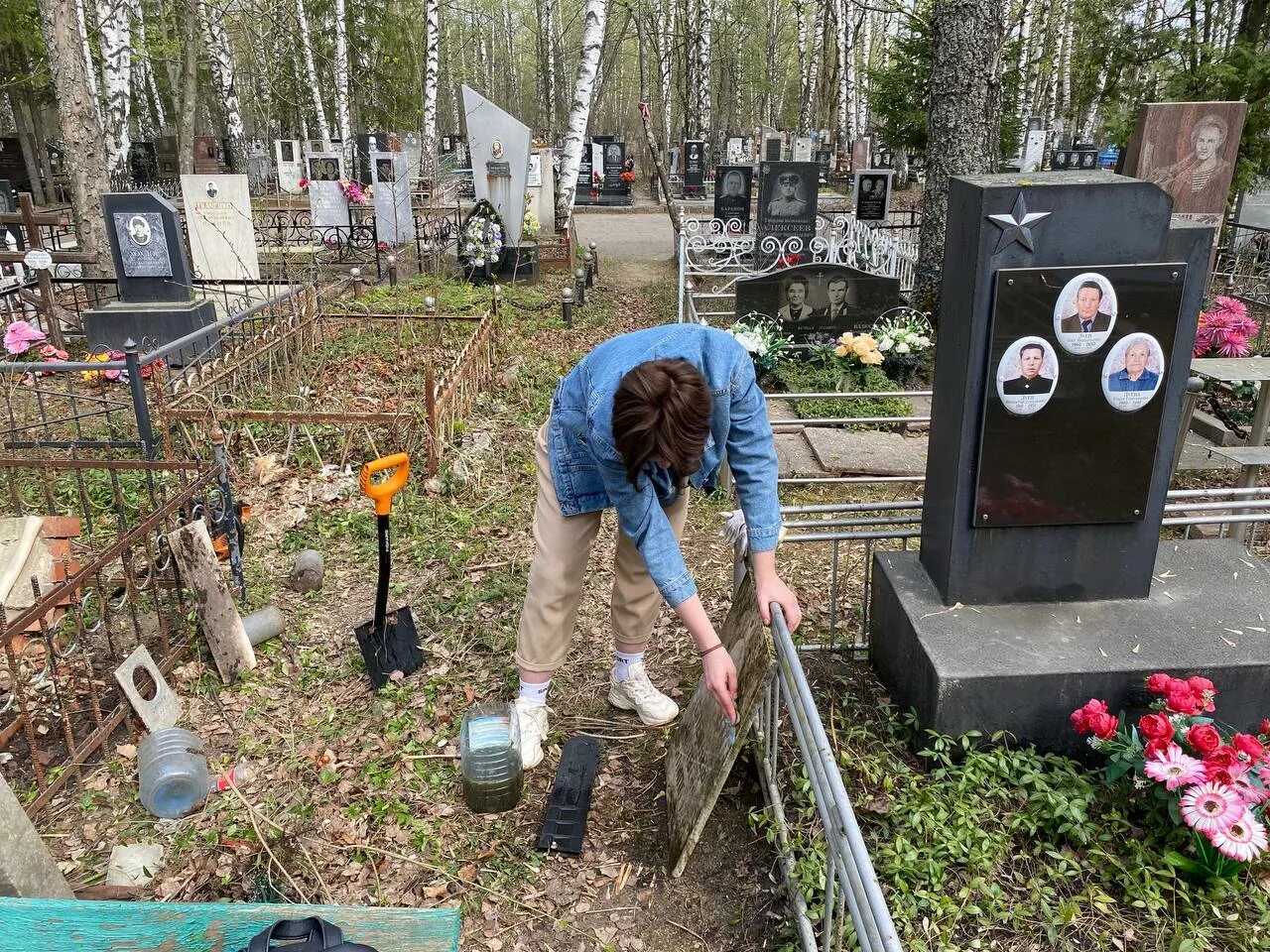 Благоустройство кладбища. Облагораживание могил. Могилы политиков. Сорняк на могиле