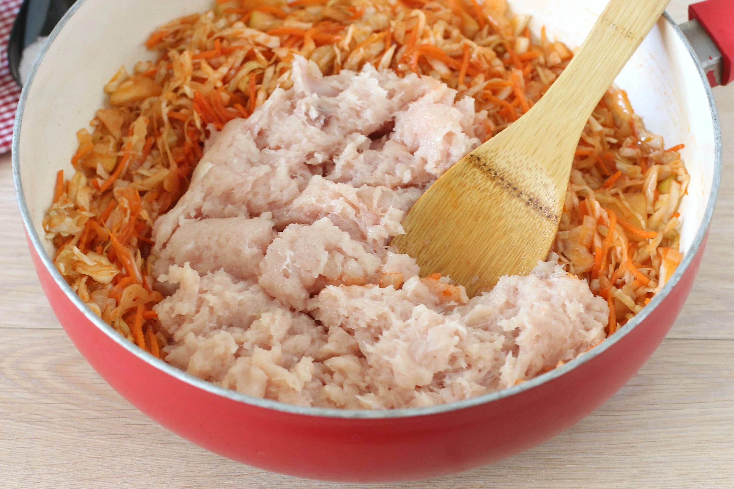 Фарш для голубцов с рисом и мясом. Ленивые голубцы с квашеной капустой. ленивые голубцы шинкованная капуста. фарш для ленивых голубцов. фарш из квашеной капусты.