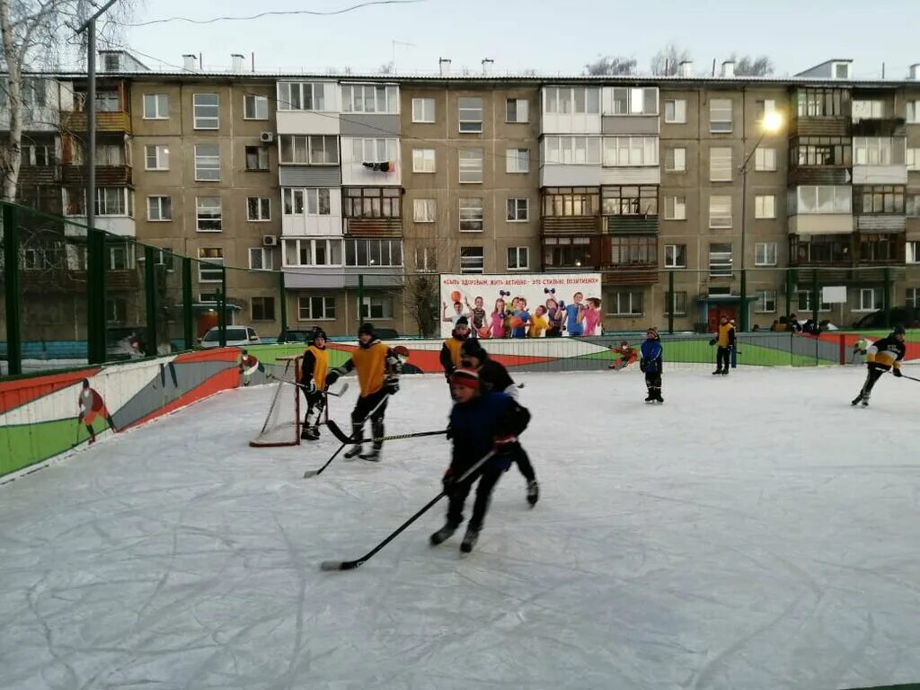 Каток омск. Каток на Бархатовой Омск. Микрорайон Заозерный Омск. Каток на Омской улице. Первомайский каток Омск.