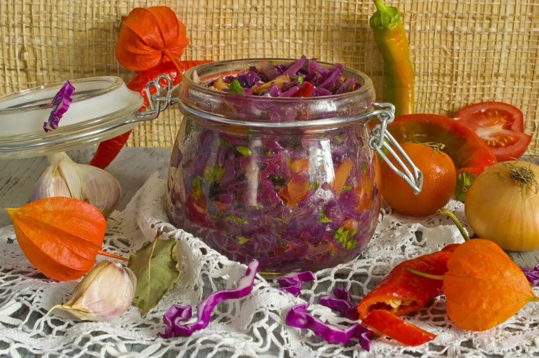 Рецепт солянки на зиму с фото. Солянка с краснокочанной капустой. солянка из краснокочанной капусты. салат из краснокочанной капусты на зиму. солянка из овощей на зиму.