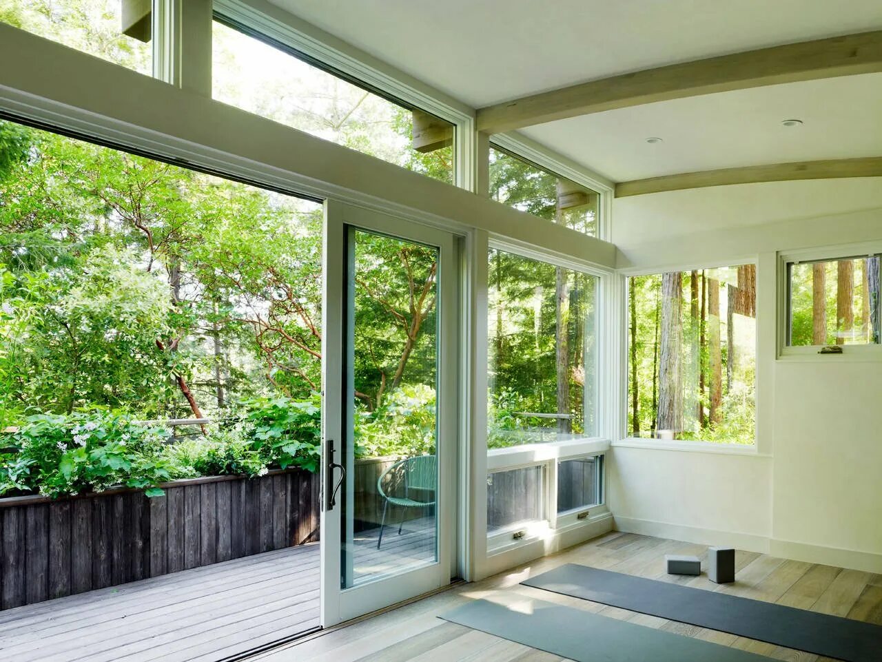 кухня с эркером в частном доме. небольшой дом с панорамными окнами. шторы для маленькой комнаты. интерьер террасы в загородном доме. маленькие окна частного дома.