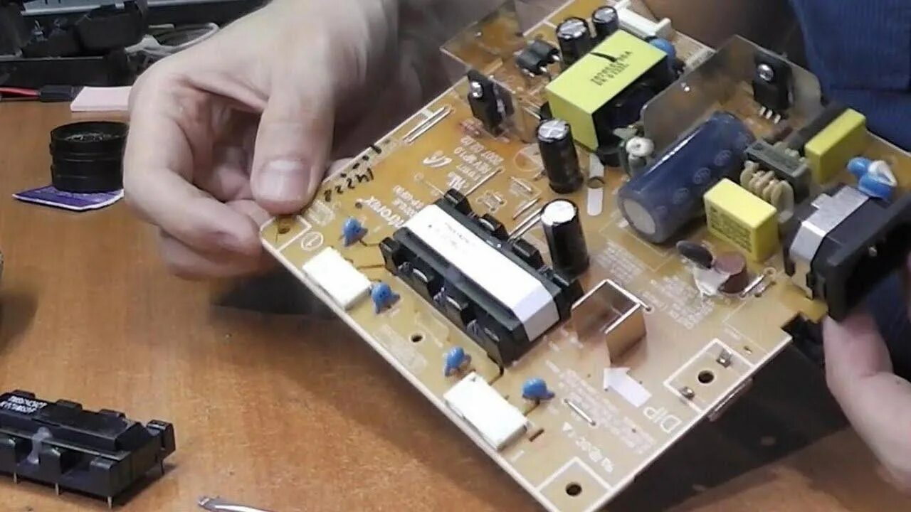 Монитор включается и тухнет. Инвертор для монитора samsung 940n. трансформатор инвертора подсветки samsung 940n. трансформатор для монитора samsung 940n. трансформатор подсветки монитора samsung.