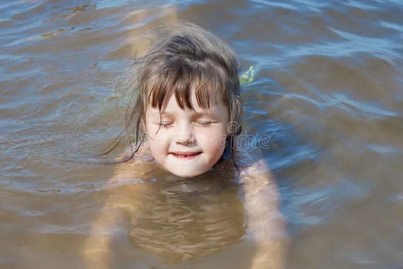Дочка после душа. Девочки купаются в озере. Девочка купается в речке. Девочка купается в море. Девочки купаются в реке.