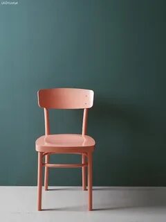 Стульчик у стены