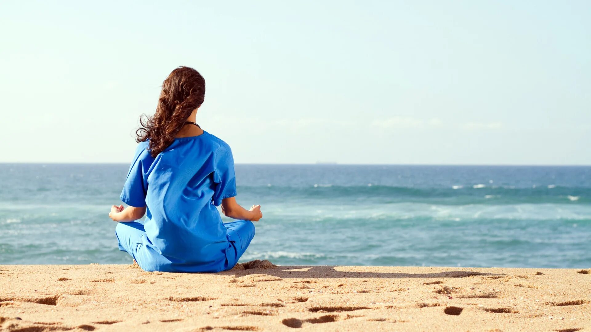 Релакс цвет. Девушка-море. Женщина на море. Девушка сидит на берегу моря. Медитация на берегу моря.