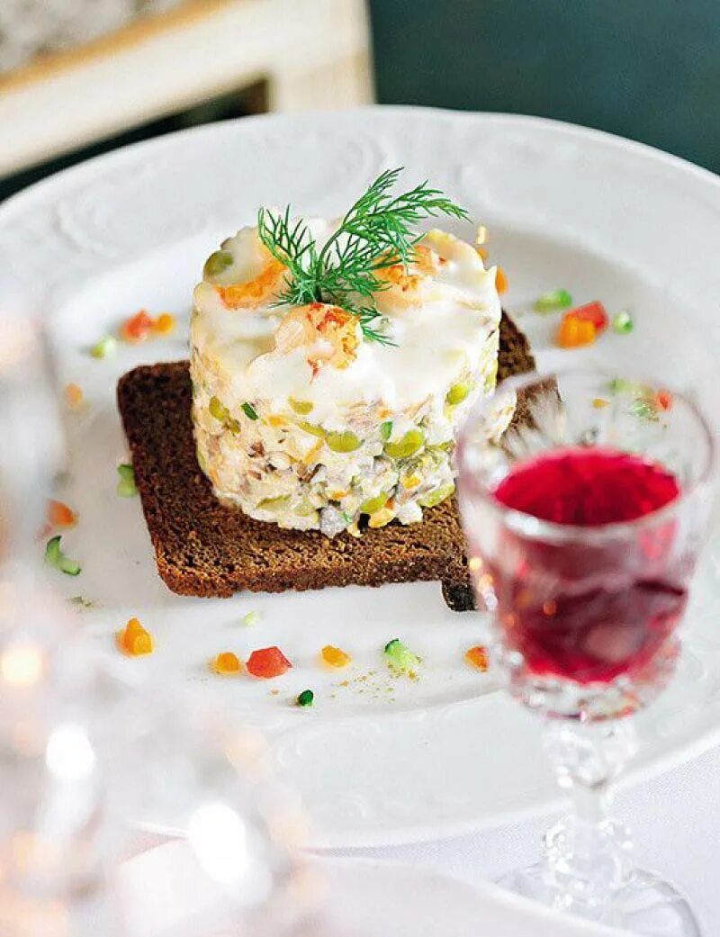 Оригинальная подача салатов. Необычная подача салатов. Оливье с яйцом пашот. Оригинальная подача салатов. Салат оливье авторская подача.