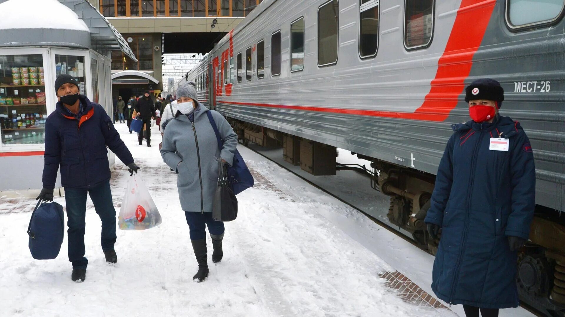 Приезд поезда москва. Поезд РЖД. Поезда России. Пассажиры в поезде. Поезд на вокзале.