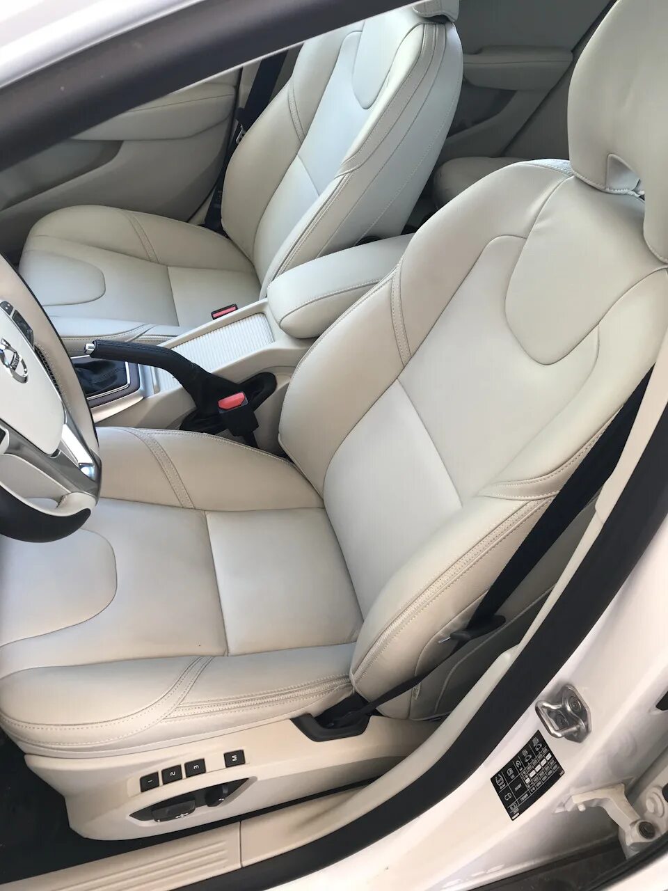 Белый салон в авто. Сиденья volvo v40 cross country. кожаный салон v40 volvo. volvo x40 салон кожа. вольво с 40 белый салон.