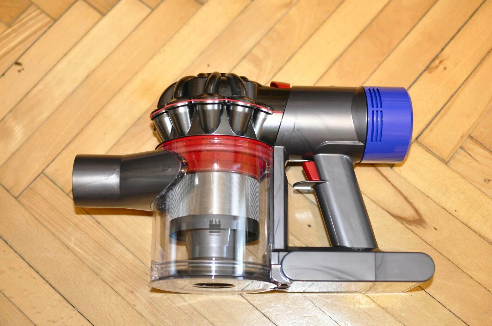 Dyson v8 absolute. Dyson v8 absolute коробка. V8 absolute. Как помыть пылесос Дайсон v8. Дайсон в 8