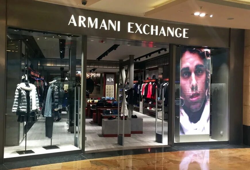 Armani exchange москва. Армани эксчендж одежда. Армани эксчендж магазины в Москве сайт. Бутик Армани. Витрина Armani.