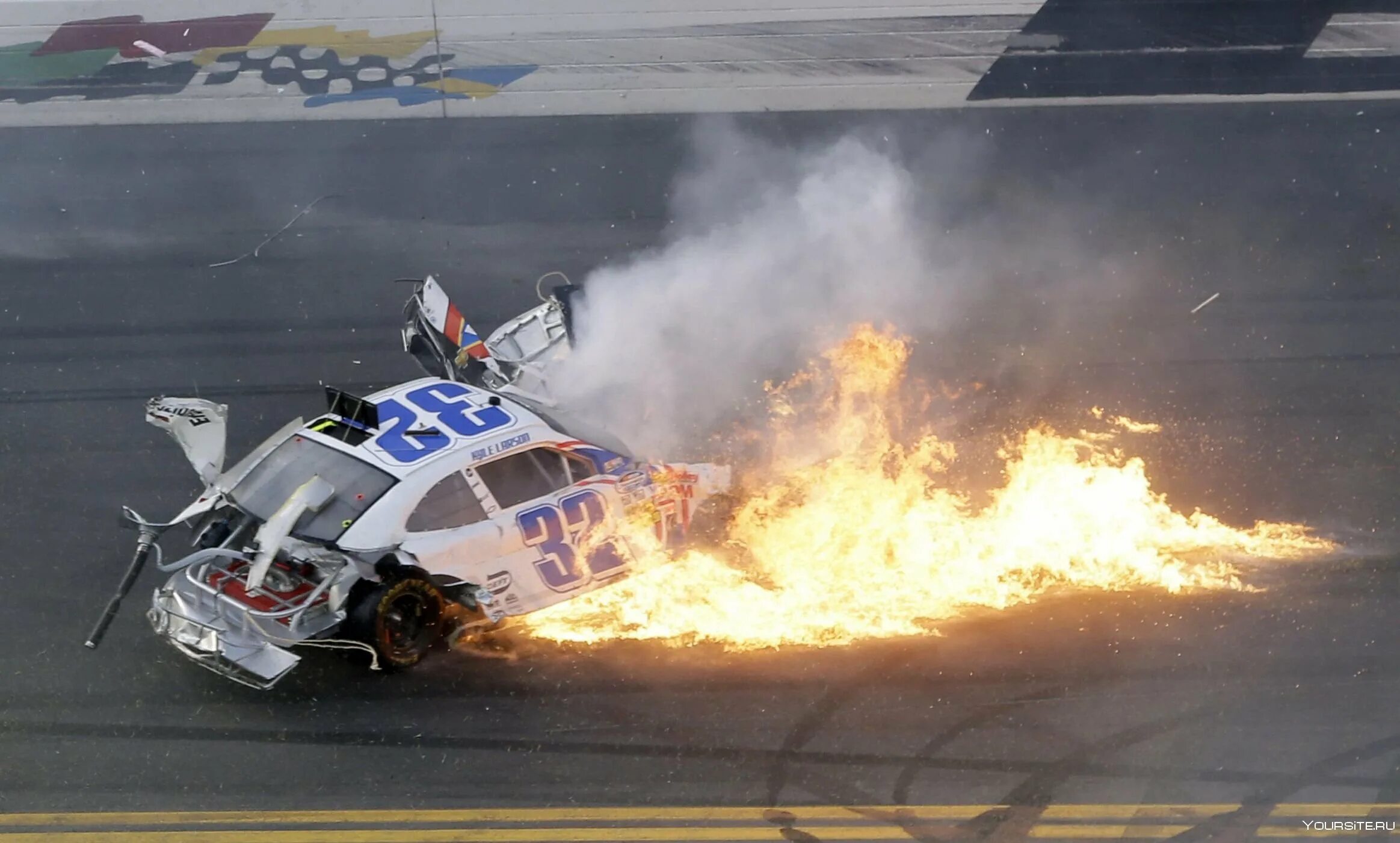 Look that car over there crash. Гонка наскар Дайтона. Наскар аварии. Гонки наскар аварии. NASCAR гонщики NASCAR.