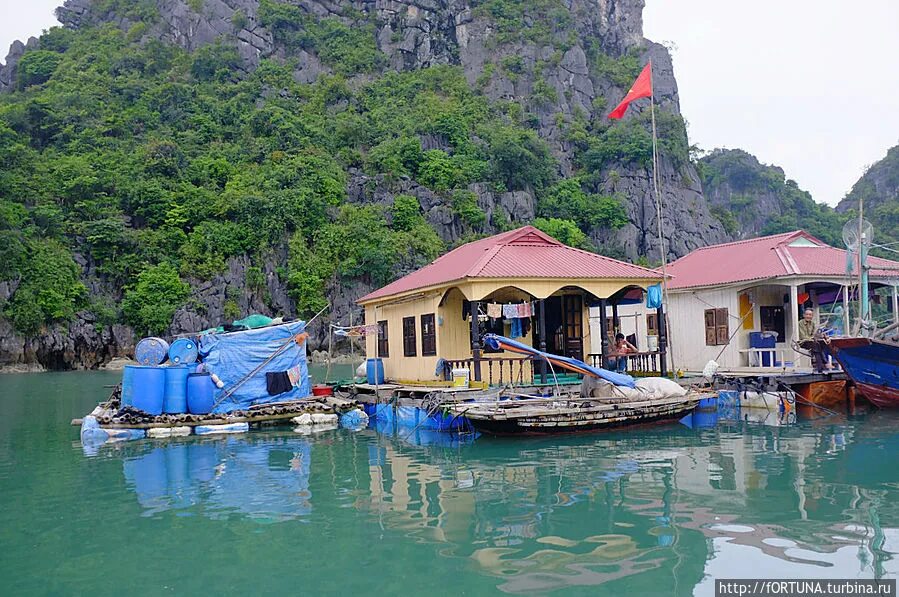 Water village. Тайланд дом на воде. Деревня на воде в Тайланде. Рыбацкая деревня на воде Таиланд. Дома на сваях на воде в Тайланде.