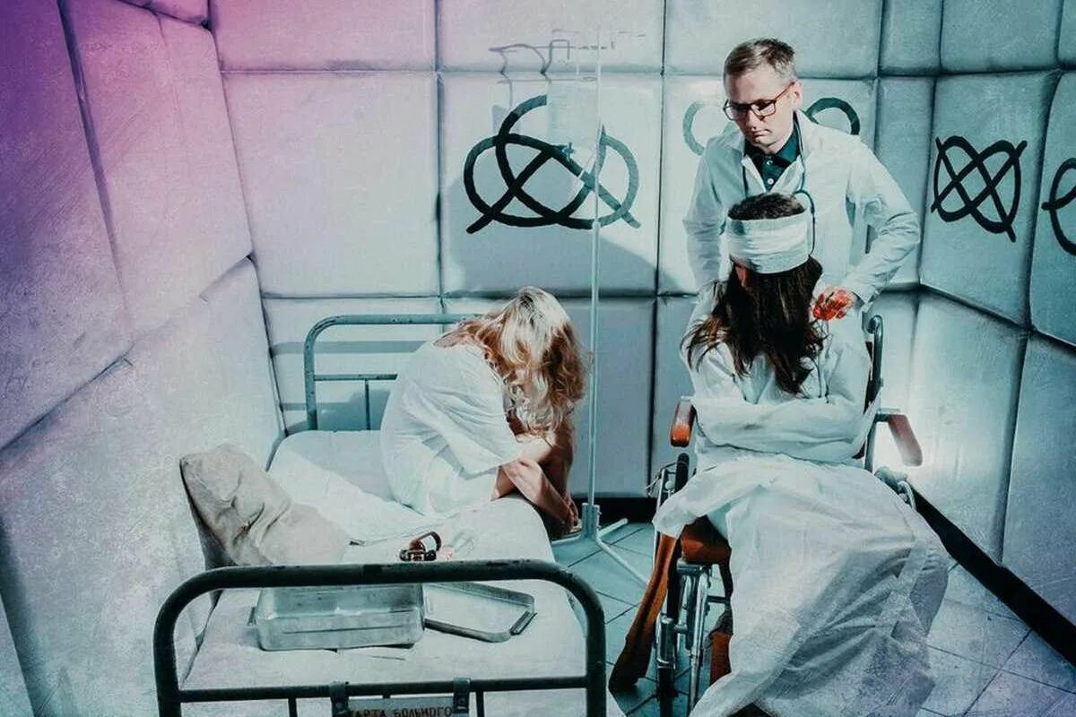 Квесты вологда психбольница. Х в п. Психически больные люди. Психически ненормальный. Усмерительная рубашка.