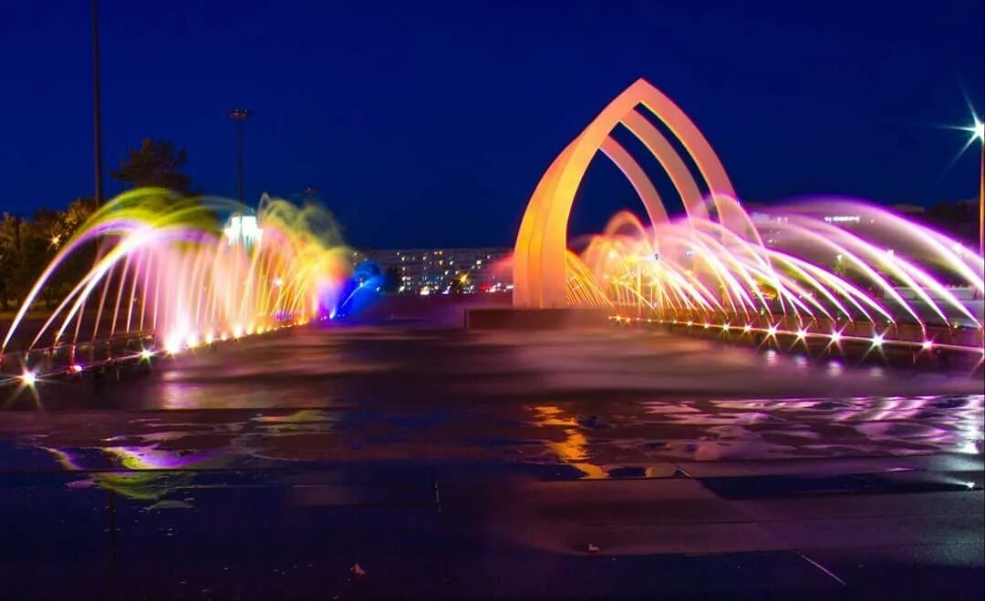 Набережная города набережные челны. Набережные челны достопримечательности набережная. Парк победы в городе набережные челны. Куда сходить в челнах сегодня. Батутный центр внебопарк.