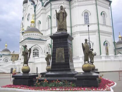 Памятник митрофану