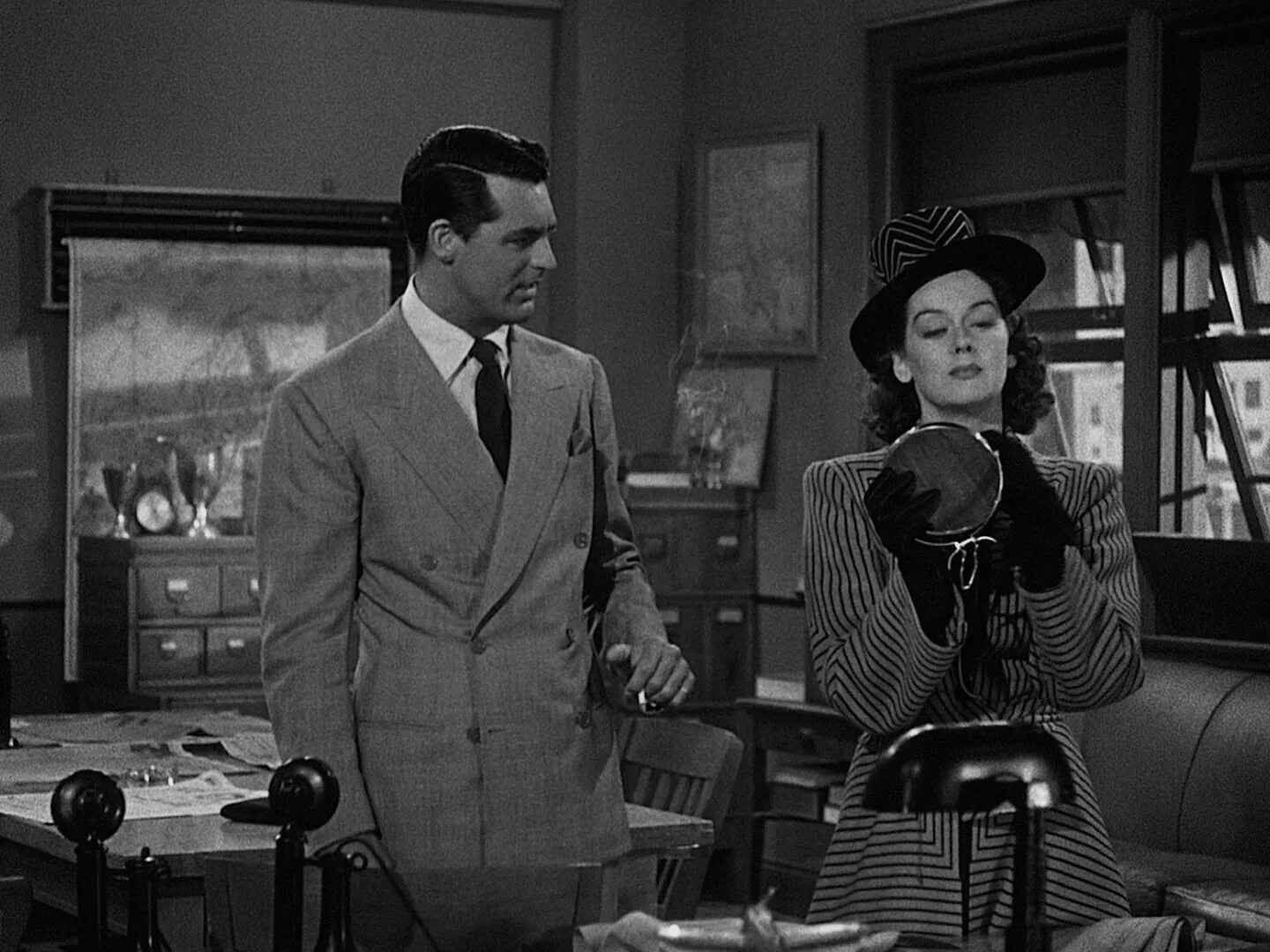 Черно белое кино. Легендарные комедии. Кэри грант и говард хьюз. Чарли чаплин огни большого города. Розалинд расселл и кэри грант.