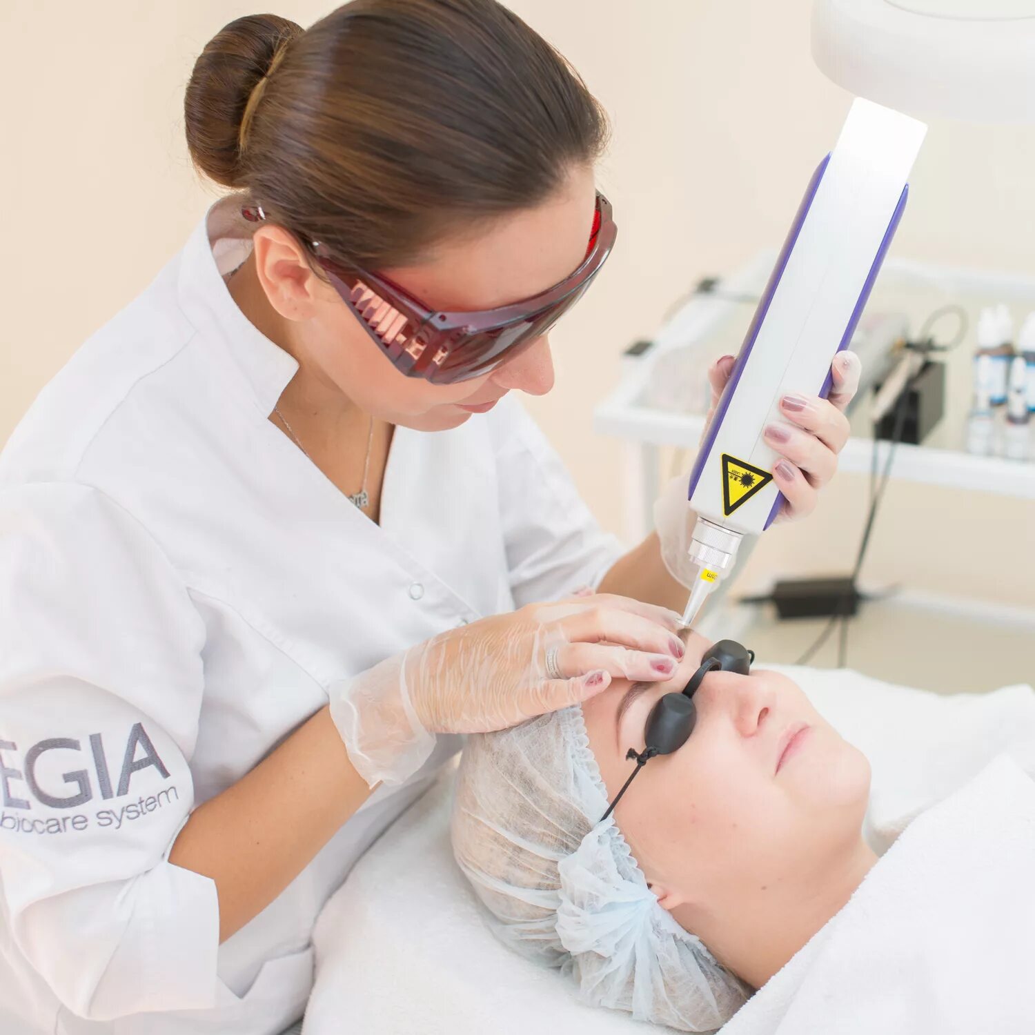 Перманентный макияж. Татуаж бровей лазером. Татуаж косметология. Лазер брови. Татуаж удалено.