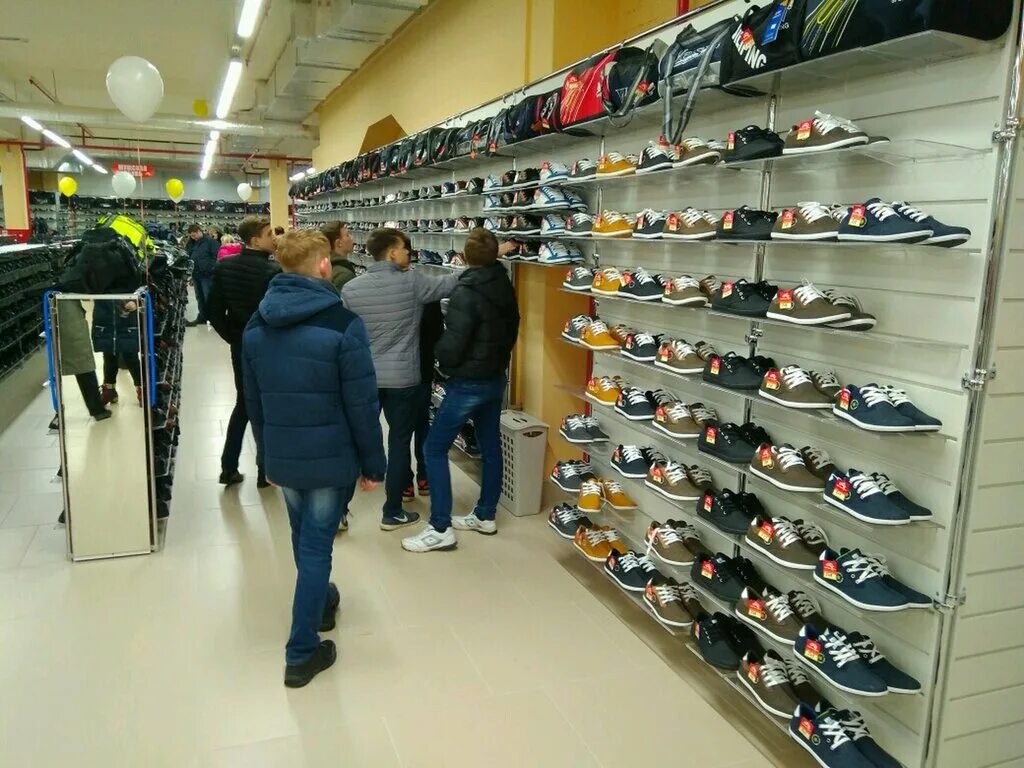 Мир обуви ульяновск. Магазин Планета Ульяновск. Планета одежды и обуви. Магазин одежды и обуви. Гипермаркет одежды и обуви.