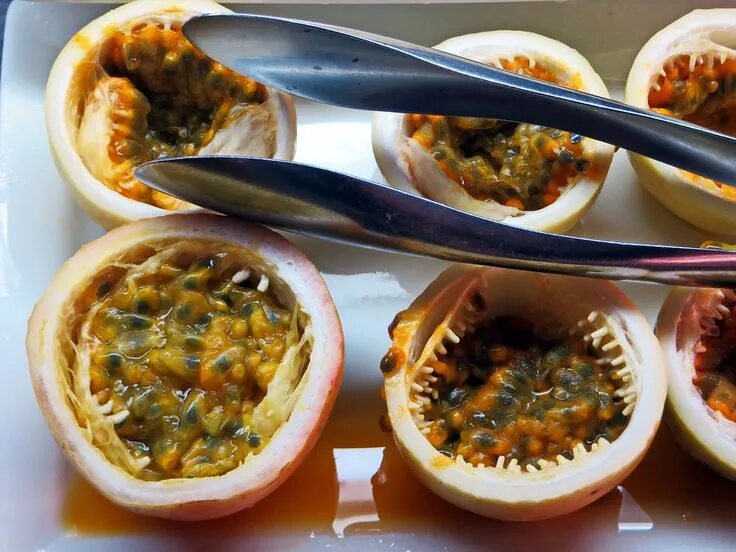 Маракуйя что приготовить. Как есть маракуйю. Маракуйя что приготовить. Маракуйя. Маракуйя (фрукт).